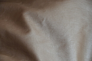 浅棕色褶皱皮质布料纹理