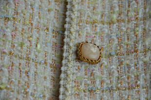 针织面料上的精致纽扣