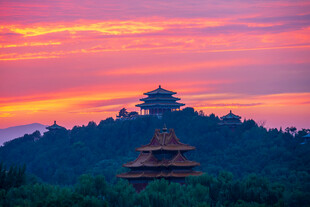 中国风晚霞故宫角楼和景山古建筑