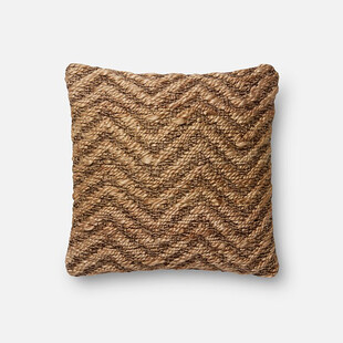 棕色人字纹图案抱枕