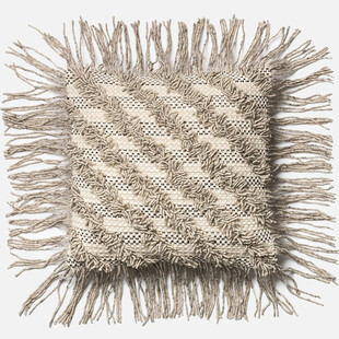 流苏装饰的编织抱枕