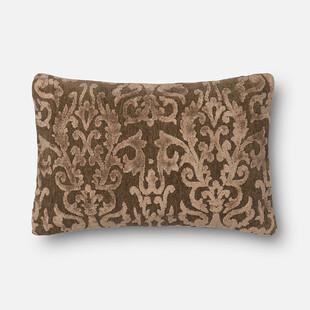 花纹棕色抱枕