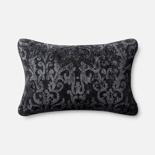 黑色花纹装饰抱枕