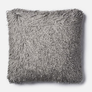 灰色毛绒抱枕