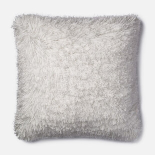 浅灰色毛绒抱枕