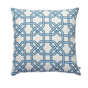 蓝白几何图案抱枕