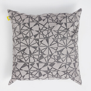 几何图案灰色抱枕