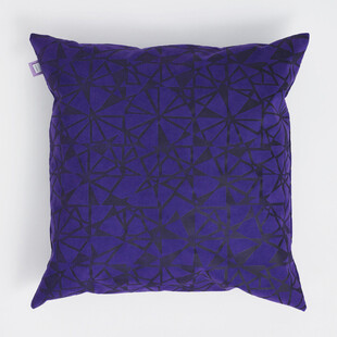 紫色花纹装饰抱枕