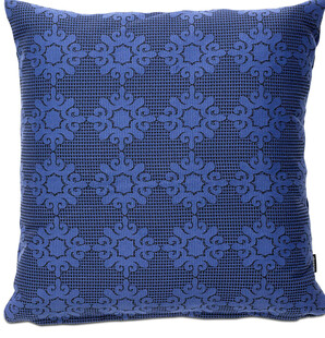 蓝色花纹抱枕