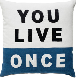 个性字母印花抱枕