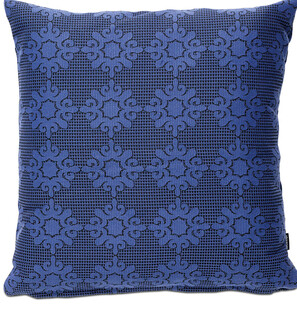 蓝色花纹图案抱枕