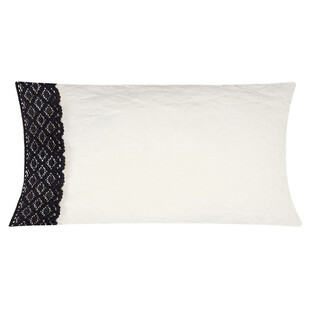 黑白花边装饰的简约枕头