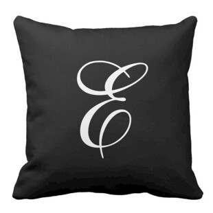 黑色字母装饰抱枕