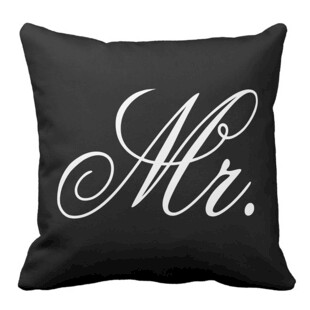 黑色字母装饰抱枕