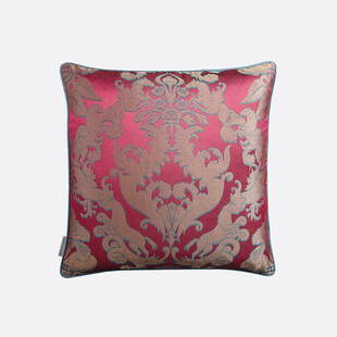 粉色花纹装饰抱枕