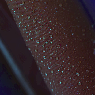 棕色表面上的晶莹水滴