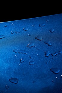 蓝色表面上的晶莹水滴