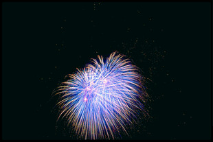 夜空中绽放的绚丽烟花