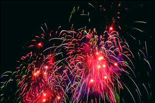 绚丽烟花绽放夜空