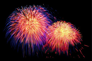 绚丽烟花绽放夜空