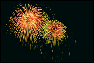 夜空中绚烂的烟花绽放