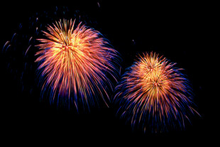 绚丽烟花绽放夜空