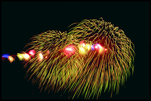 夜空中绚烂绽放的烟花