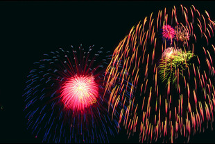 夜空中绚烂的多彩烟花