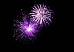 夜空中绚烂的紫色烟花