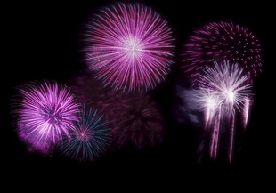 绚丽紫色烟花绽放夜空