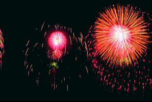 夜空中绚烂的烟花绽放