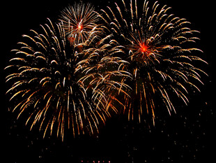 夜空中绚烂的烟花绽放