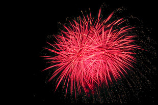 红色绚烂烟花绽放夜空