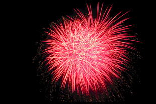 绚丽红色烟花绽放夜空