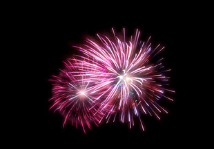 绚丽绽放的粉色烟花