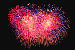 心形烟花绽放夜空