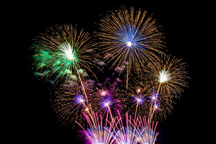 绚丽烟花绽放夜空