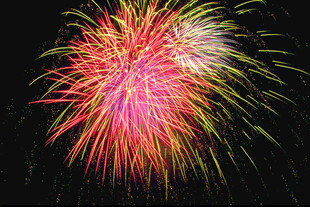 绚丽多彩烟花绽放夜空