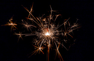 夜空中的闪耀烟花