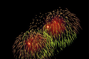 绚丽烟花绽放夜空