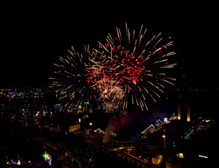 夜空中绚烂的烟花绽放