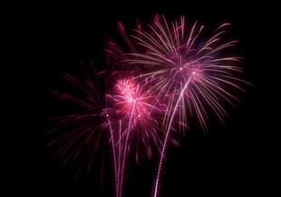 绚丽绽放的粉色烟花