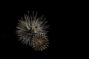 夜空中绚丽绽放的烟花