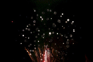 夜空中绚烂绽放的烟花