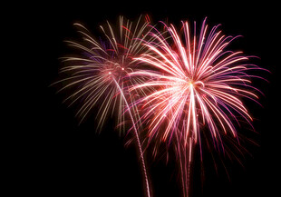 绚丽烟花绽放夜空