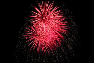 夜空中绽放的绚丽红烟花