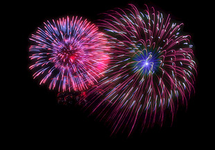 绚丽烟花绽放夜空