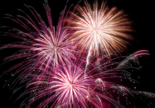 绚丽烟花绽放夜空