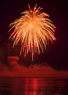 夜空中绚烂的水上烟花
