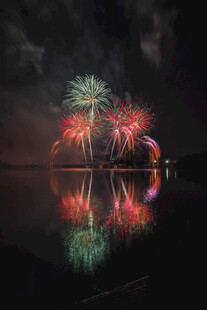 湖面烟花夜景倒影之美